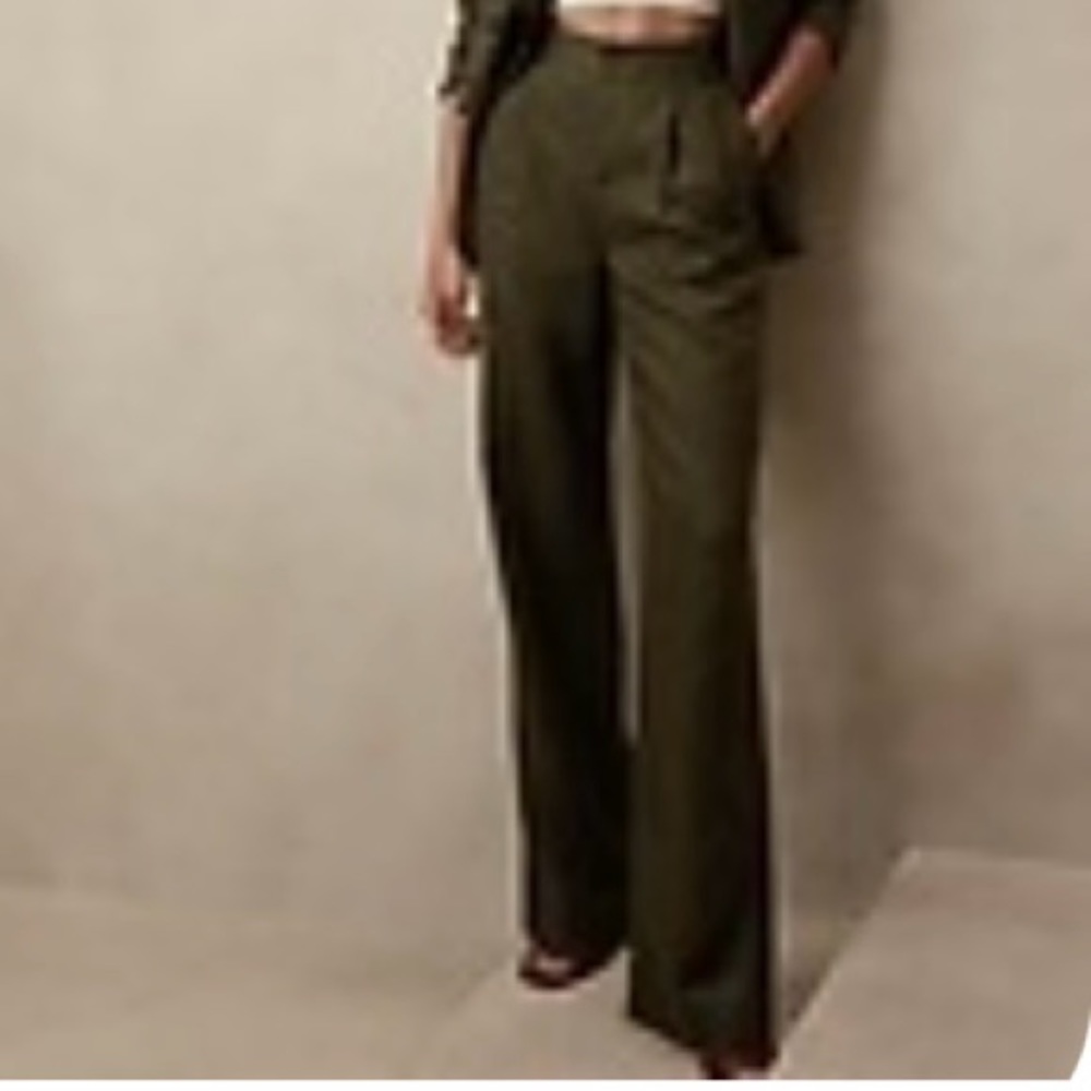 Banana Republic Palma Straight-Leg Linen
Pant
Color: Camo Green
Size: 10